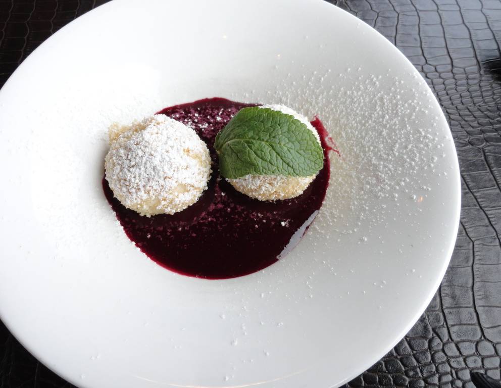 Topfenknödel mit Holler-Ingwer-Roester Topfenknödel mit Holler-Ingwer-Roester