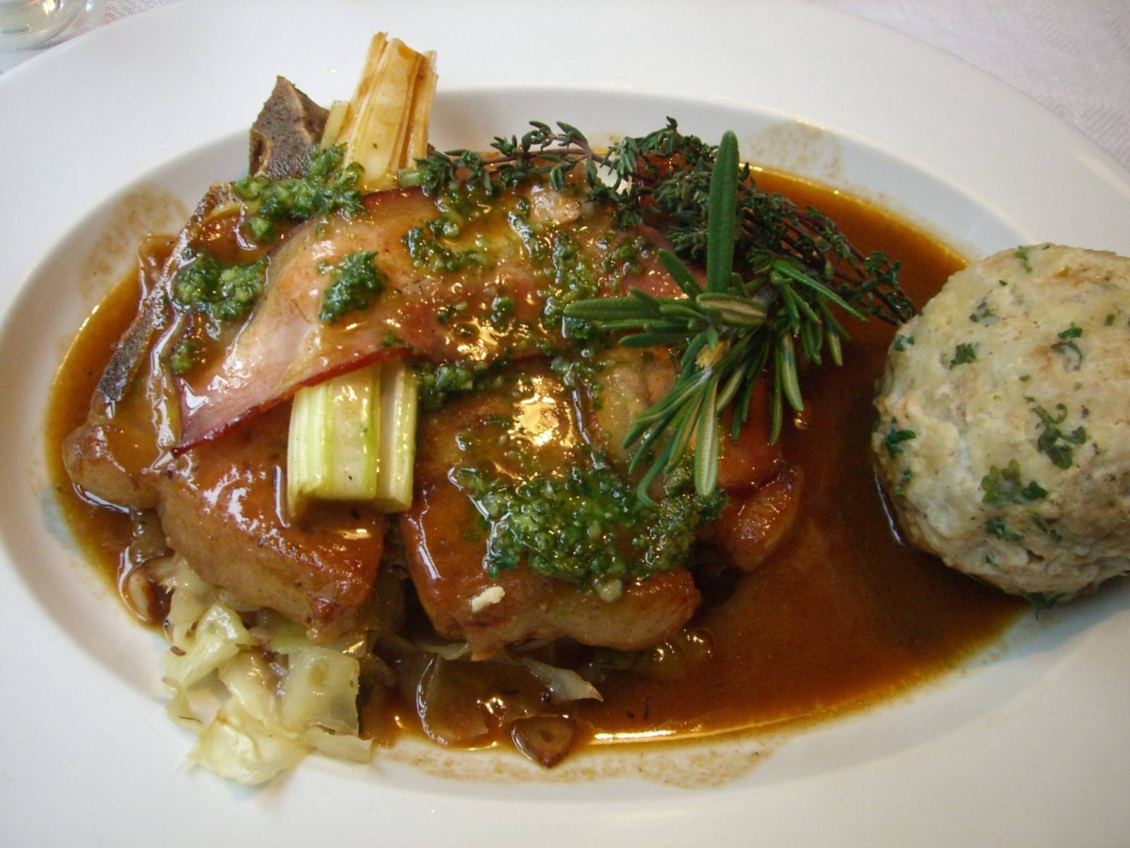 Gefüllte Schweinskoteletts mit Bierkraut und Serviettenknödel