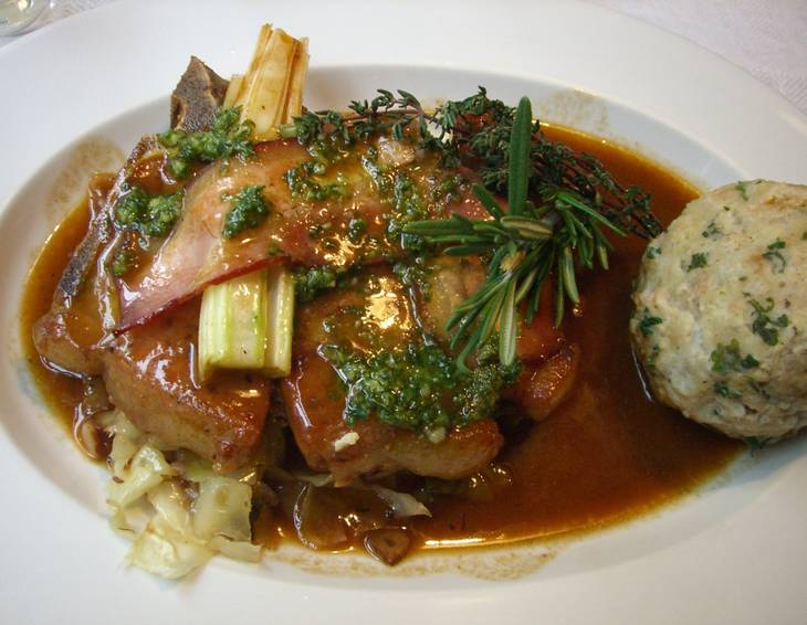 Gefüllte Schweinskoteletts mit Bierkraut und Serviettenknödel