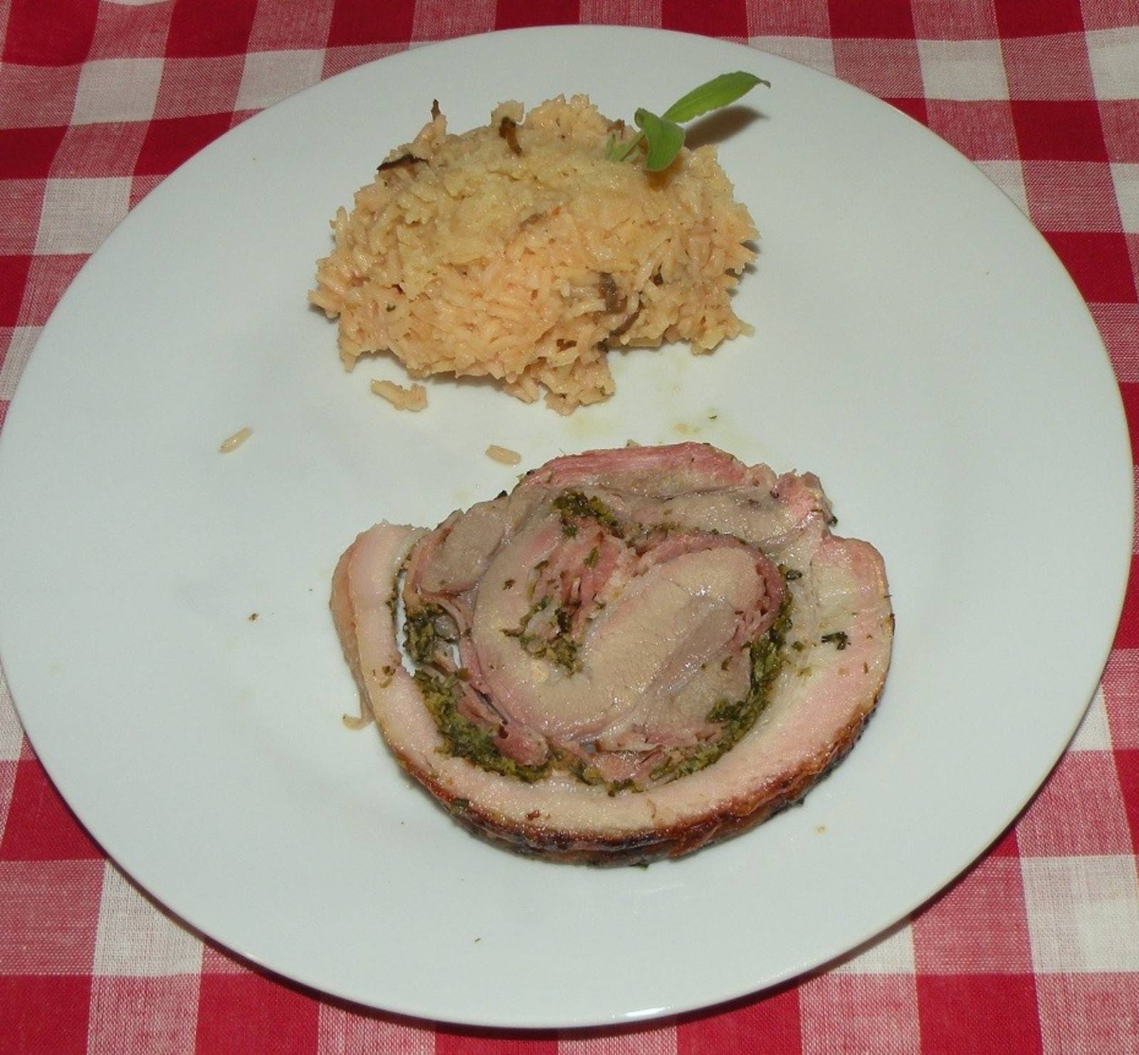 Saftig gefüllter Schweinebauch