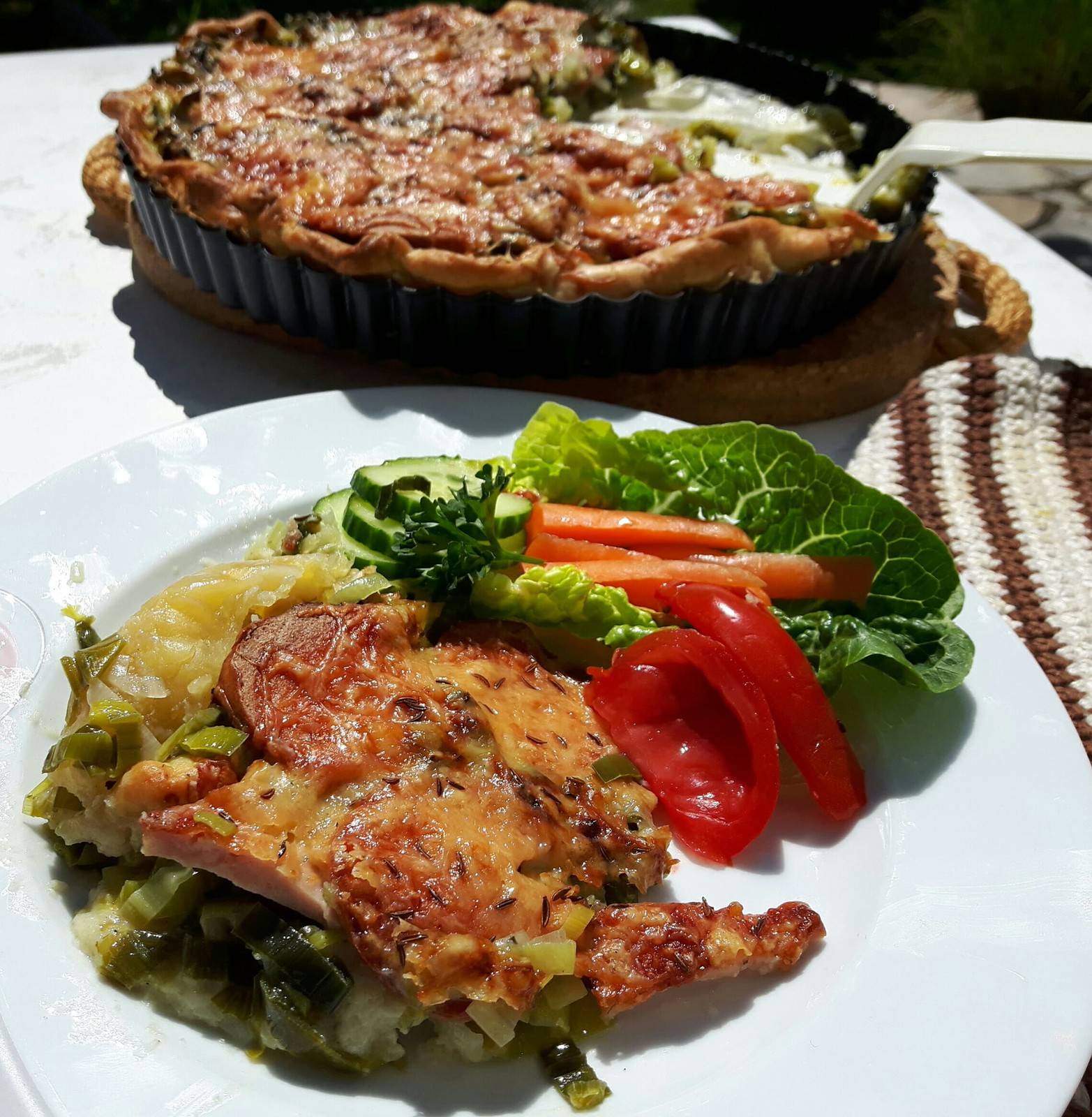 Bratwurst-Lauch-Wähe mit buntem Salat