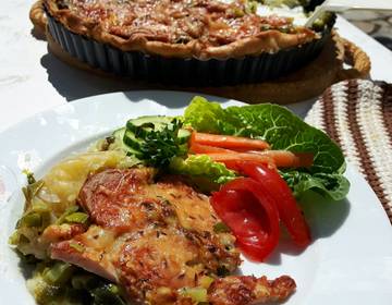 Bratwurst-Lauch-Wähe mit buntem Salat Bratwurst-Lauch-Wähe mit buntem Salat