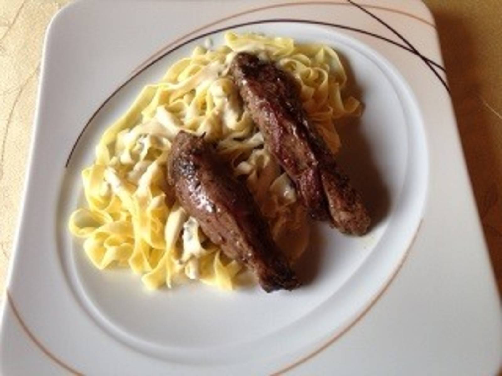 Spaghetti mit Gorgonzolasauce und Lammfilet Rezept - ichkoche.de
