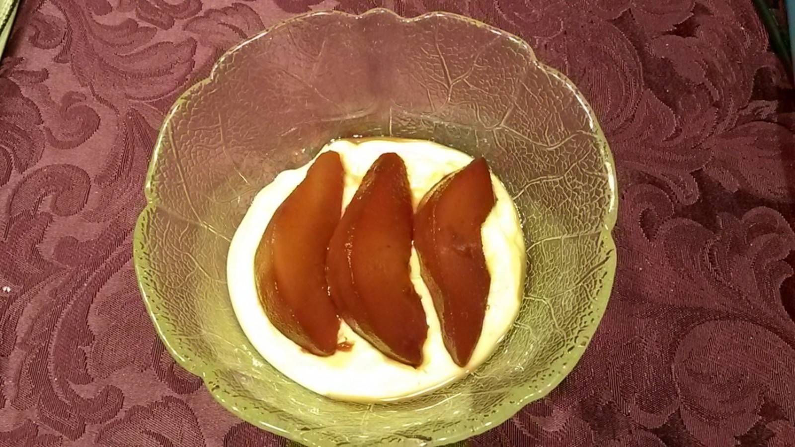 Rotweinbirnen auf Vanillecreme