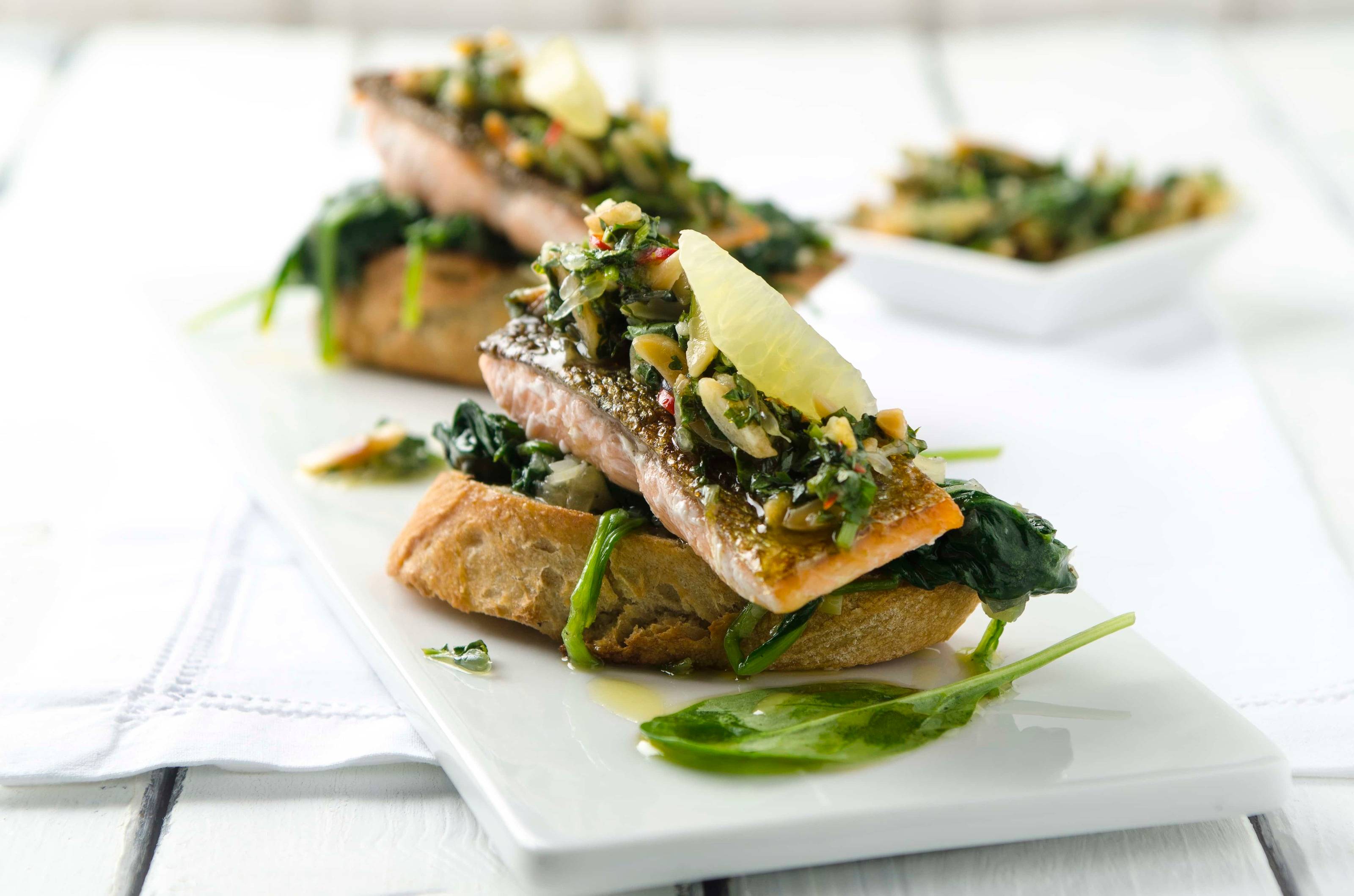 Fischfilet und Limetten-Gremolata auf Crostini Rezept - ichkoche.at Fischfilet und Limetten-Gremolata auf Crostini Rezept - ichkoche.at