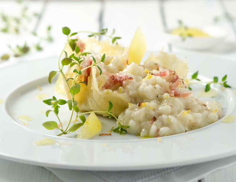 Zitronen-Speckrisotto im Parmesanschüsserl Zitronen-Speckrisotto im Parmesanschüsserl