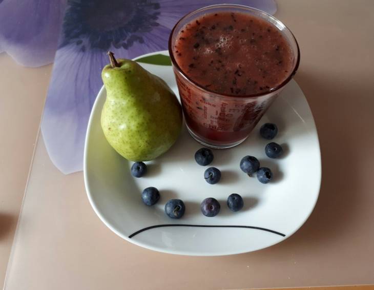 Smoothie mit Orange, Birne und Heidelbeeren