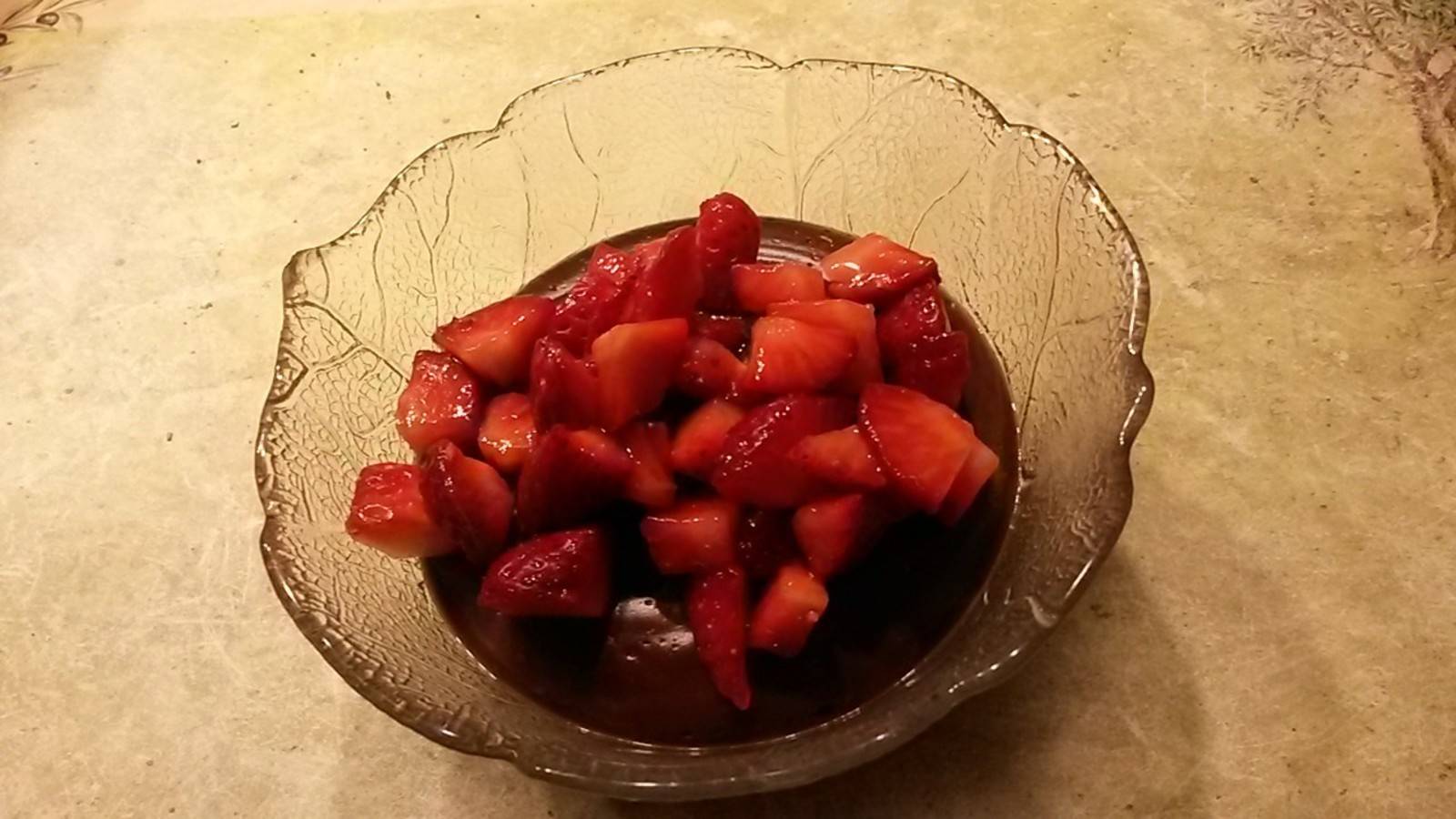 Schokopudding mit marinierten Erdbeeren