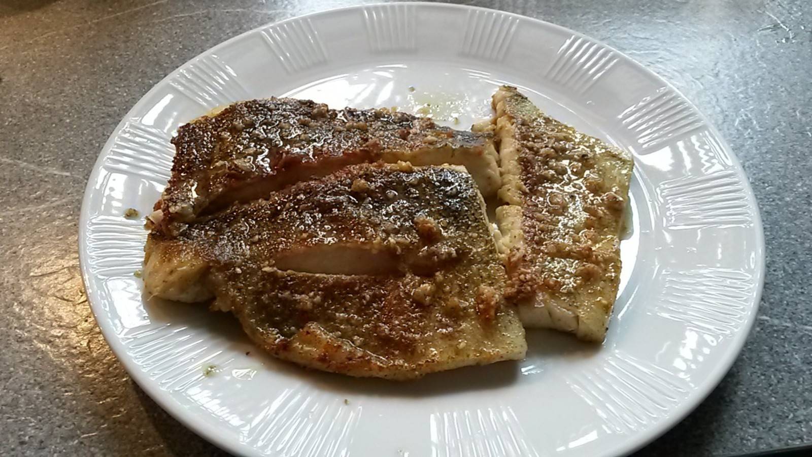 Gebratener Zander mit Knoblauchbutter Rezept - ichkoche.ch