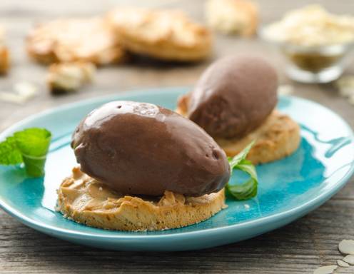 Schokoeis auf Mandelcookie Rezept