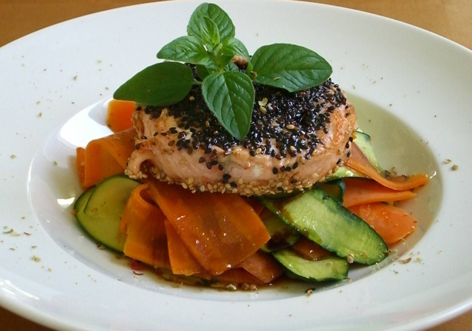 Lachssteaks mit Pfefferkruste Rezept - ichkoche.de Lachssteaks mit Pfefferkruste Rezept - ichkoche.de