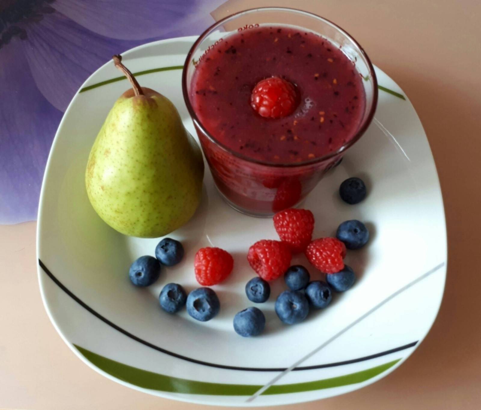 Smoothie mit Himbeeren, Heidelbeeren und Birne