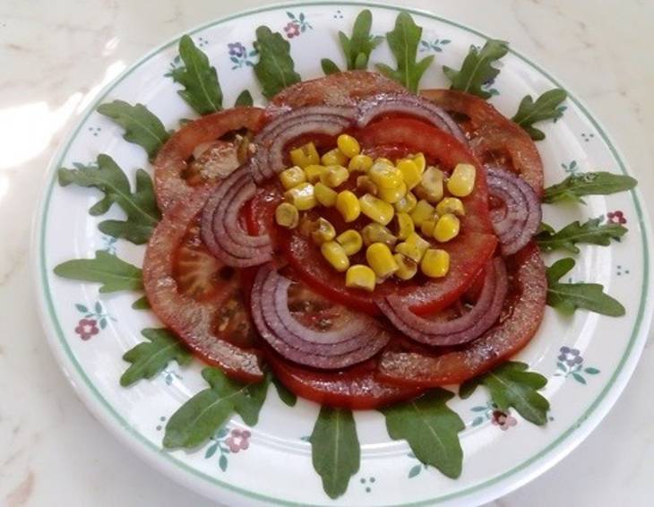Tomaten-Mais-Salat auf Rucola Tomaten-Mais-Salat auf Rucola