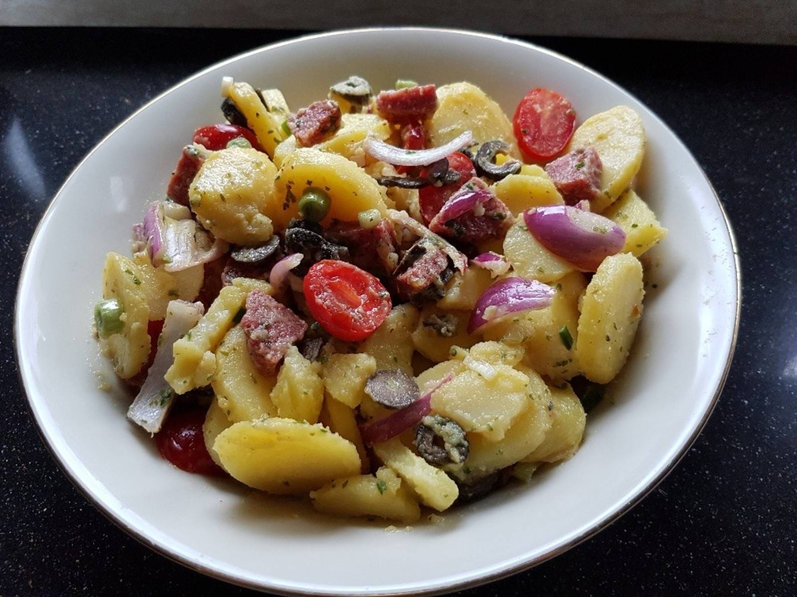 Erdäpfelsalat mit Salami und Tomaten