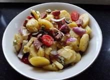 Erdäpfelsalat mit Salami und Tomaten Erdäpfelsalat mit Salami und Tomaten