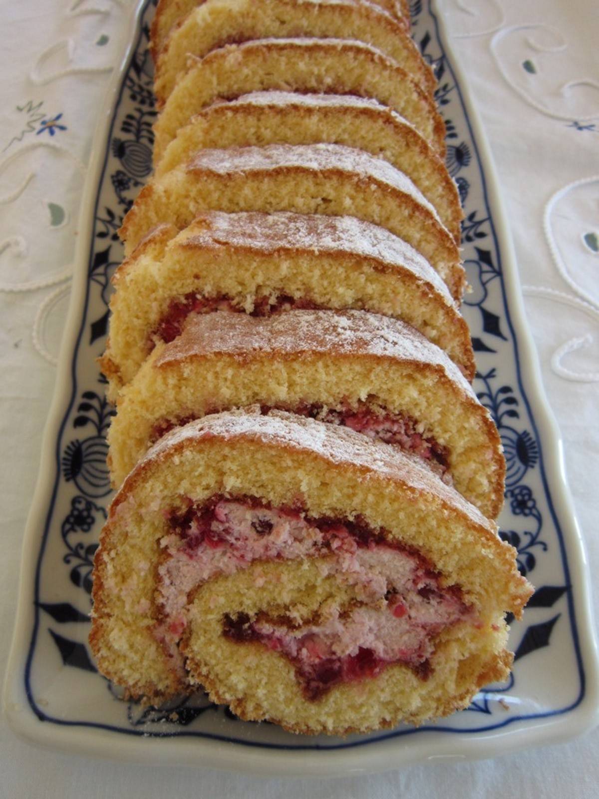 Biskuitroulade mit Preiselbeerschaum Rezept - ichkoche.de