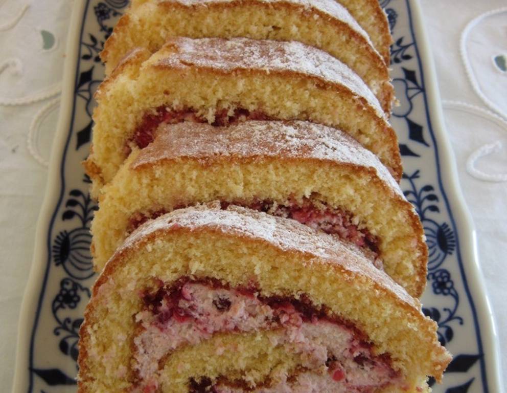 Biskuitroulade mit Preiselbeerschaum Biskuitroulade mit Preiselbeerschaum