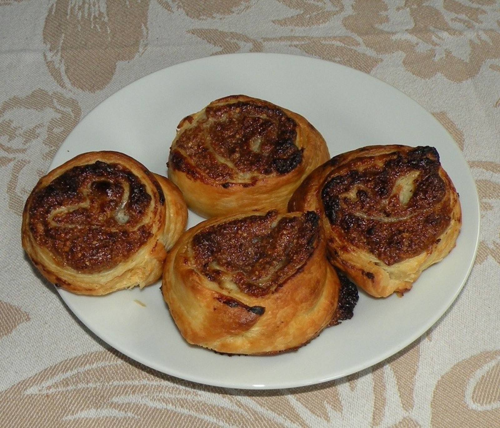 Schnelle Nussschnecken aus Blätterteig Rezept - ichkoche.de