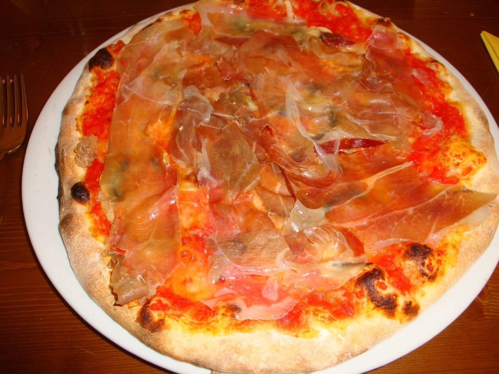Pizza mit Prosciutto und dreierlei Käse