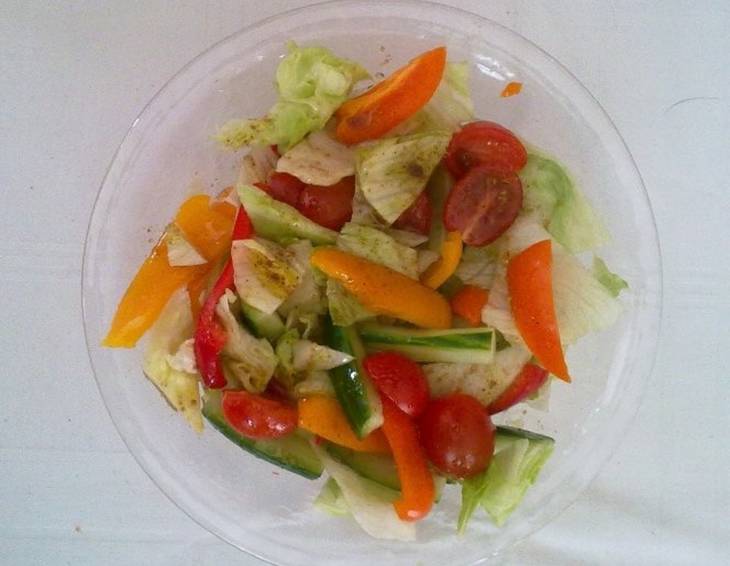 Bunter Salat mit Essig-Öl-Vinagrette