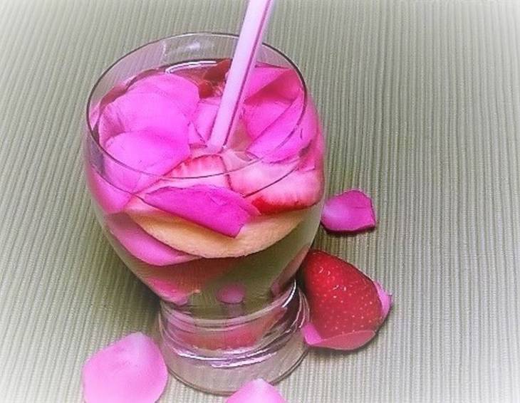 Detox-Erdbeer-Rosen-Zitronenwasser