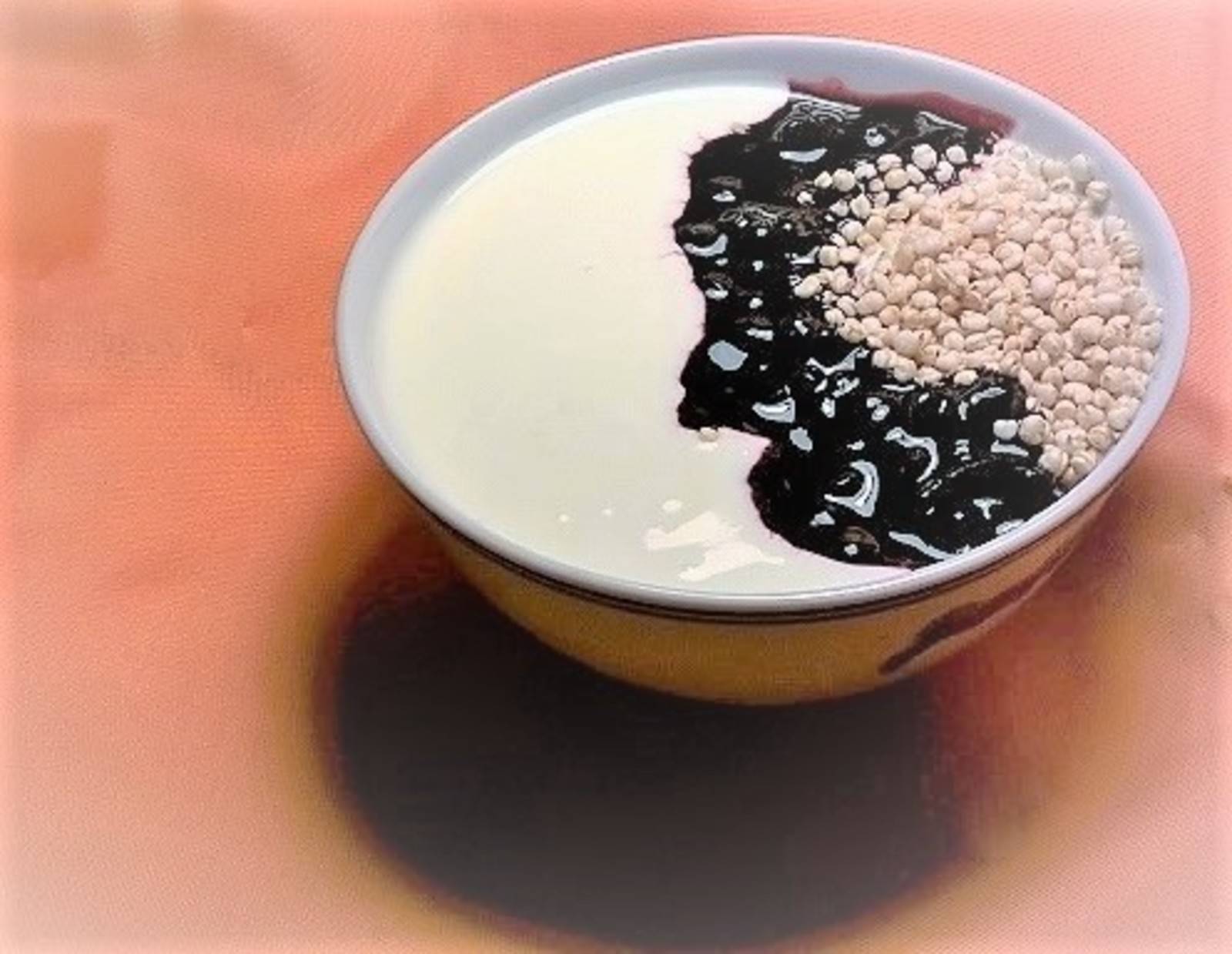 Joghurt mit Heidelbeersauce und Quinoapops