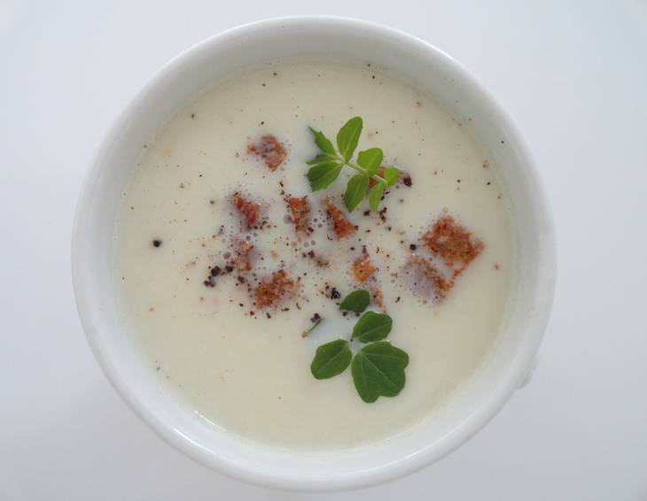 Knoblauchrahmsuppe mit Croutons