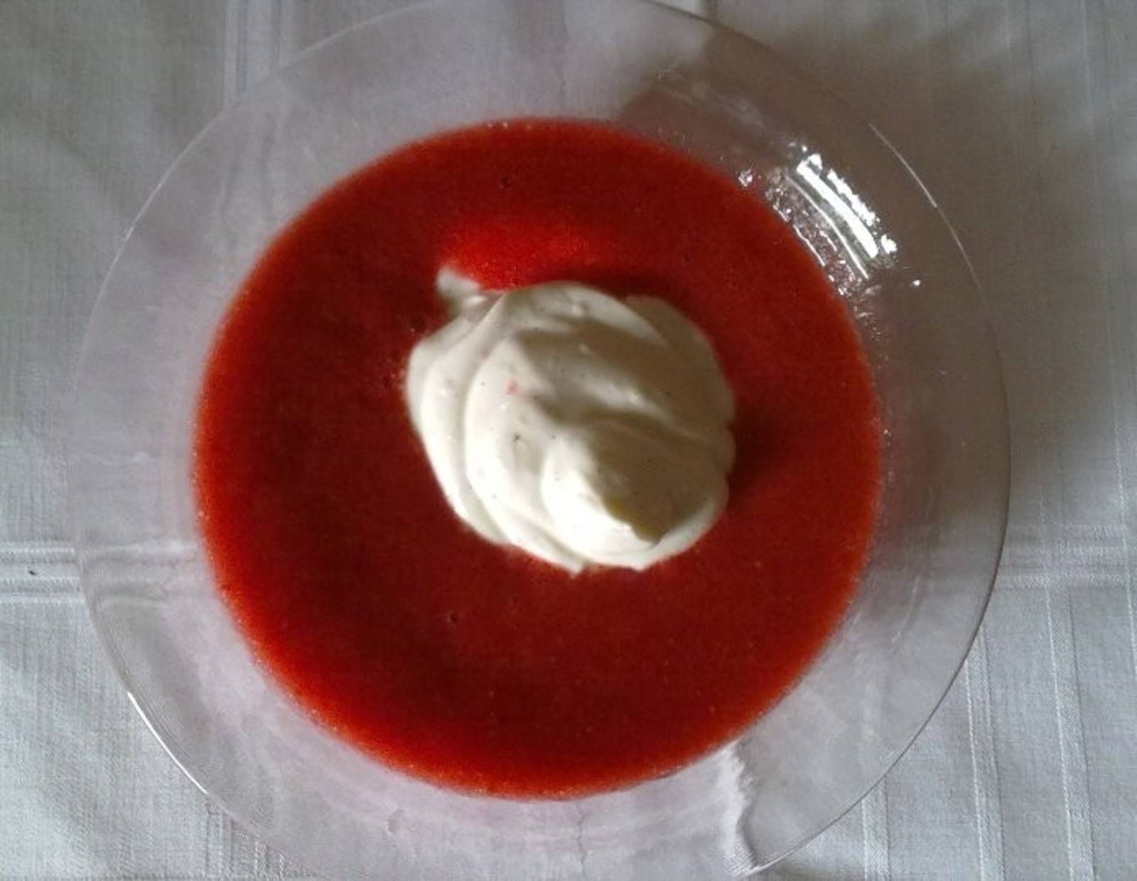Vanilletopfenschaum auf Erdbeerpüree Rezept - ichkoche.ch