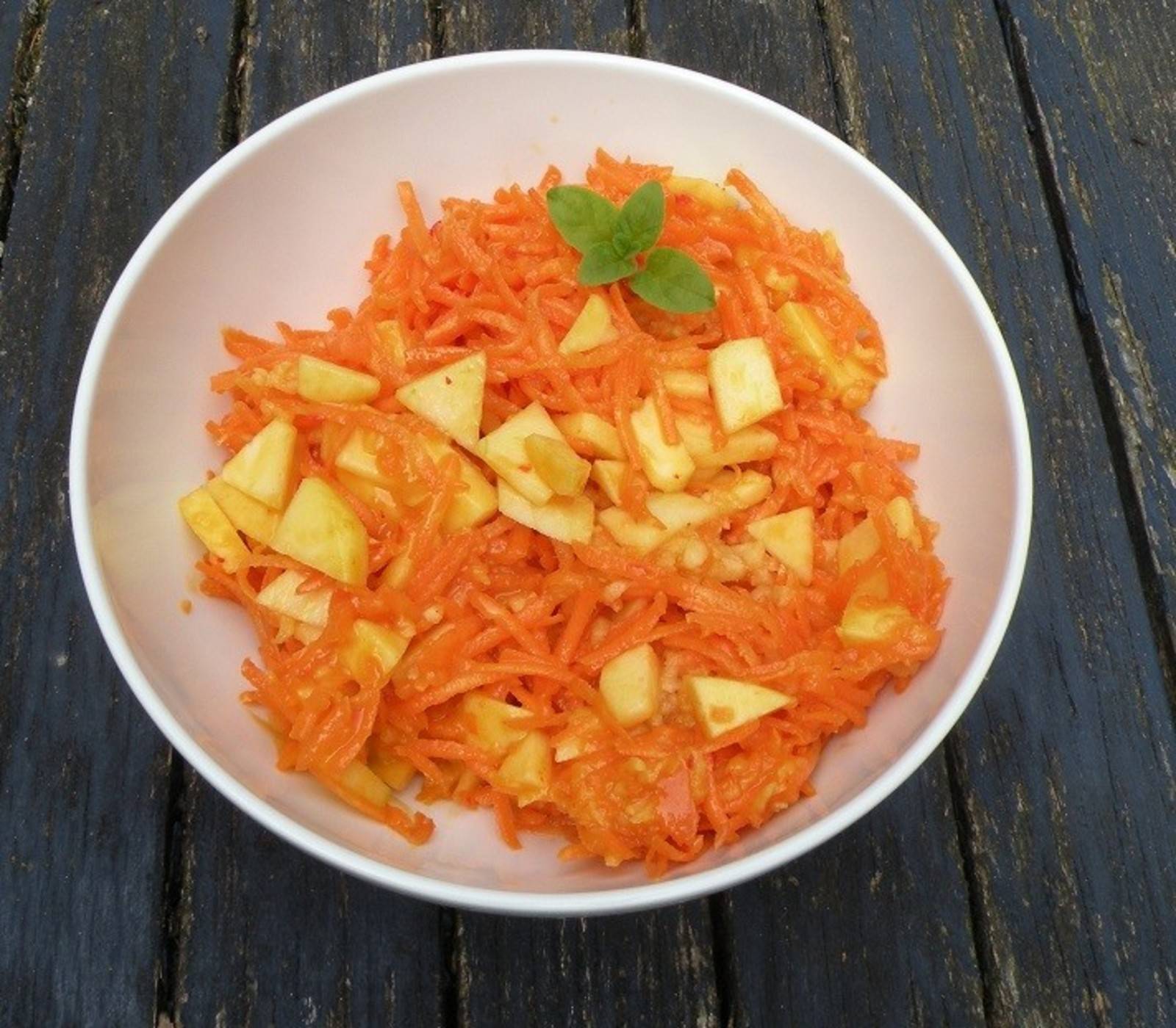 Apfel-Karottensalat mit Chilidressing