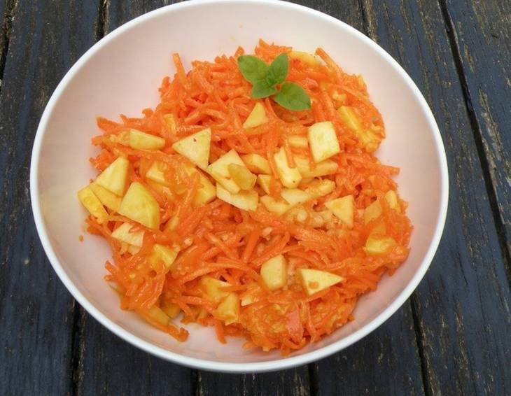 Apfel-Karottensalat mit Chilidressing