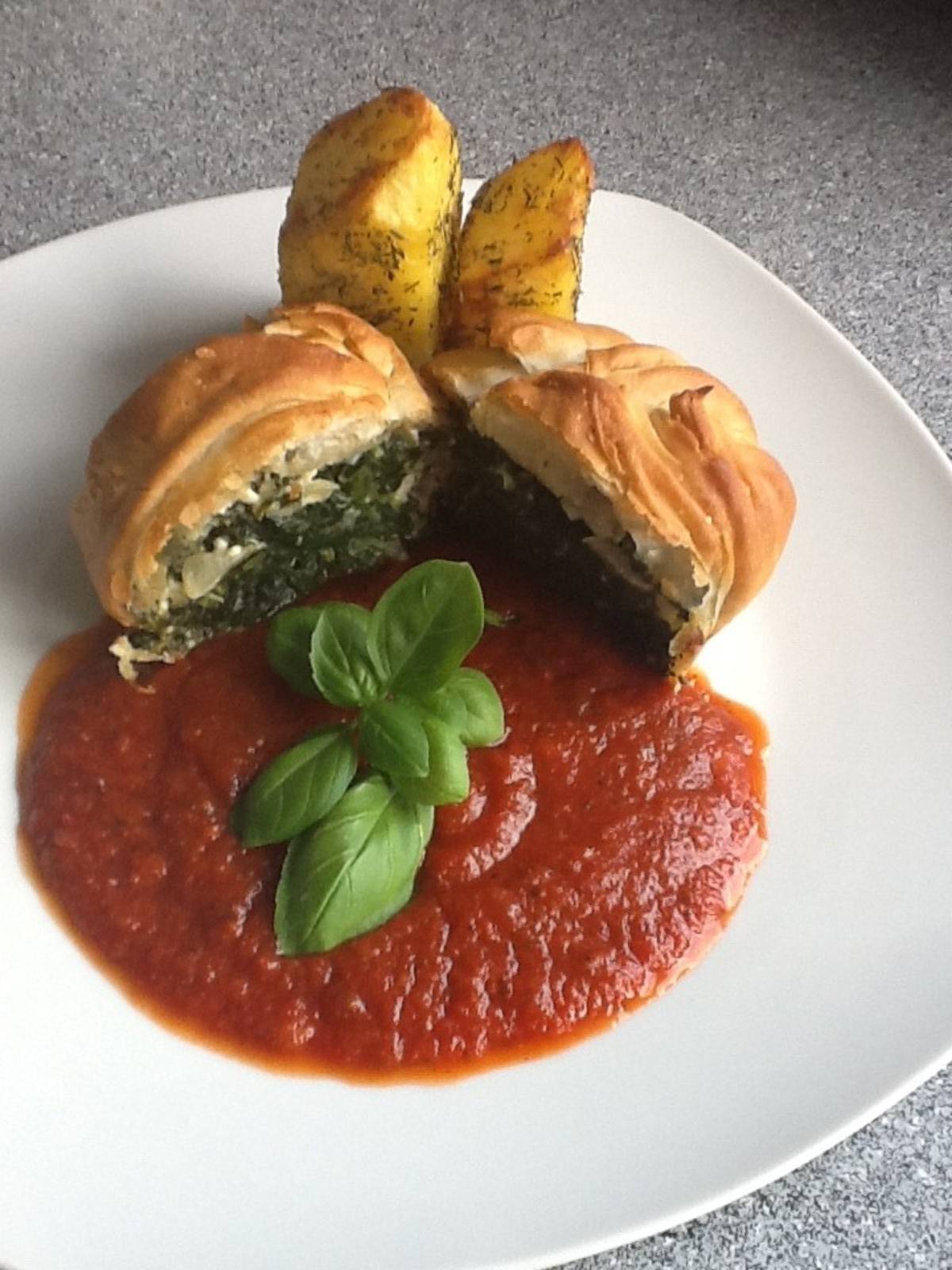 Spinat-Feta Päckchen mit Thymiankartoffeln Spinat-Feta Päckchen mit Thymiankartoffeln