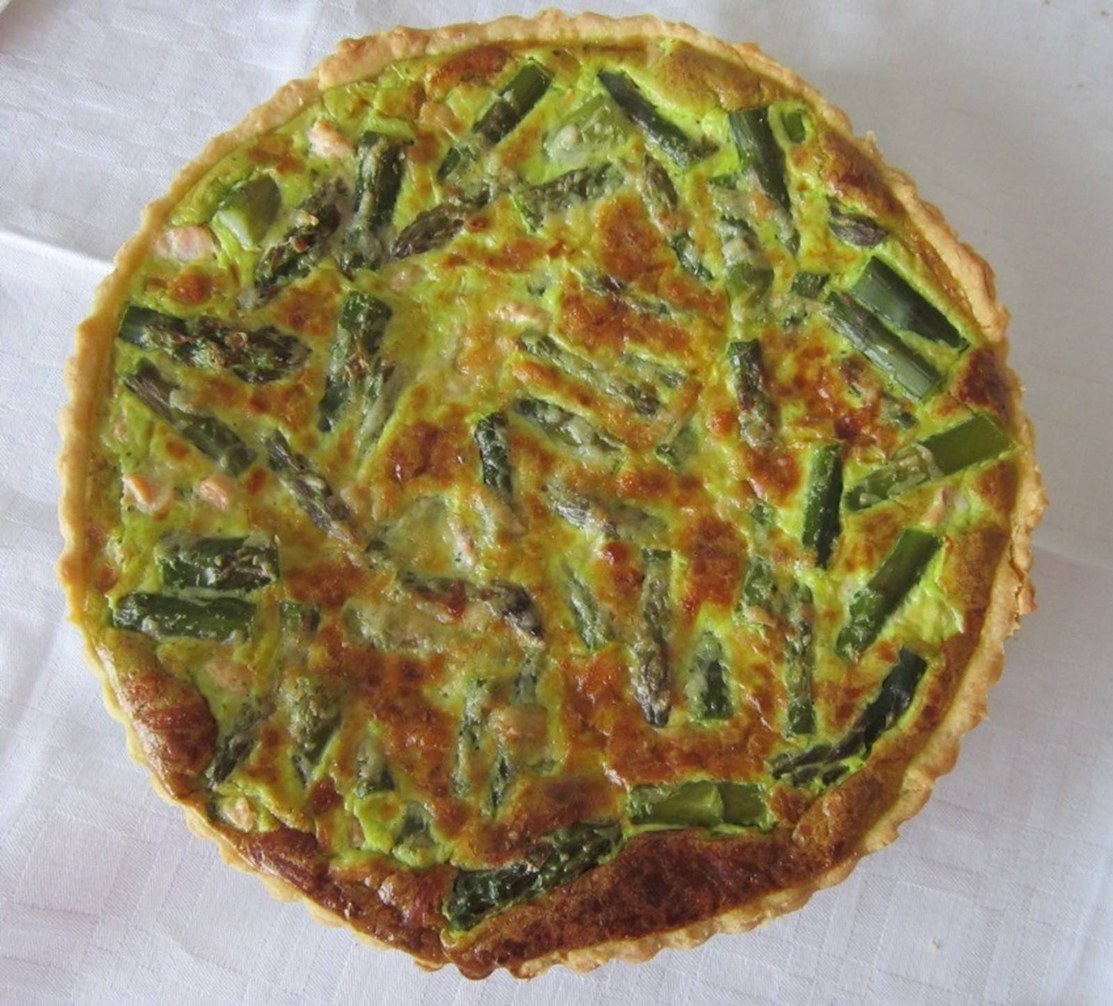 Grüne Spargel-Lachs-Quiche Rezept - ichkoche.at