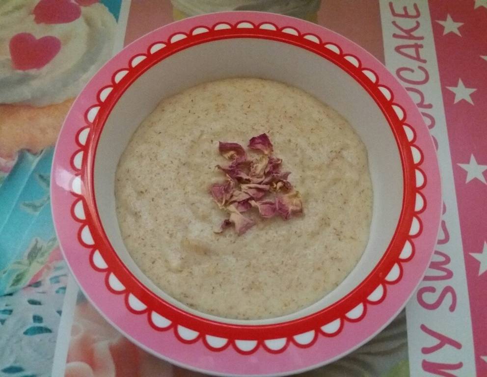 Dinkelgrießkoch mit Rosenblüten Dinkelgrießkoch mit Rosenblüten
