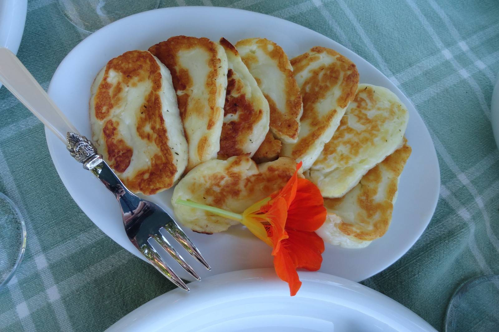 Gegrillter Halloumi mit pikantem Dressing