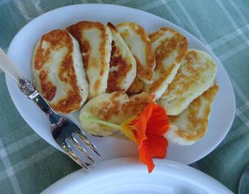 Gegrillter Halloumi mit pikantem Dressing Gegrillter Halloumi mit pikantem Dressing