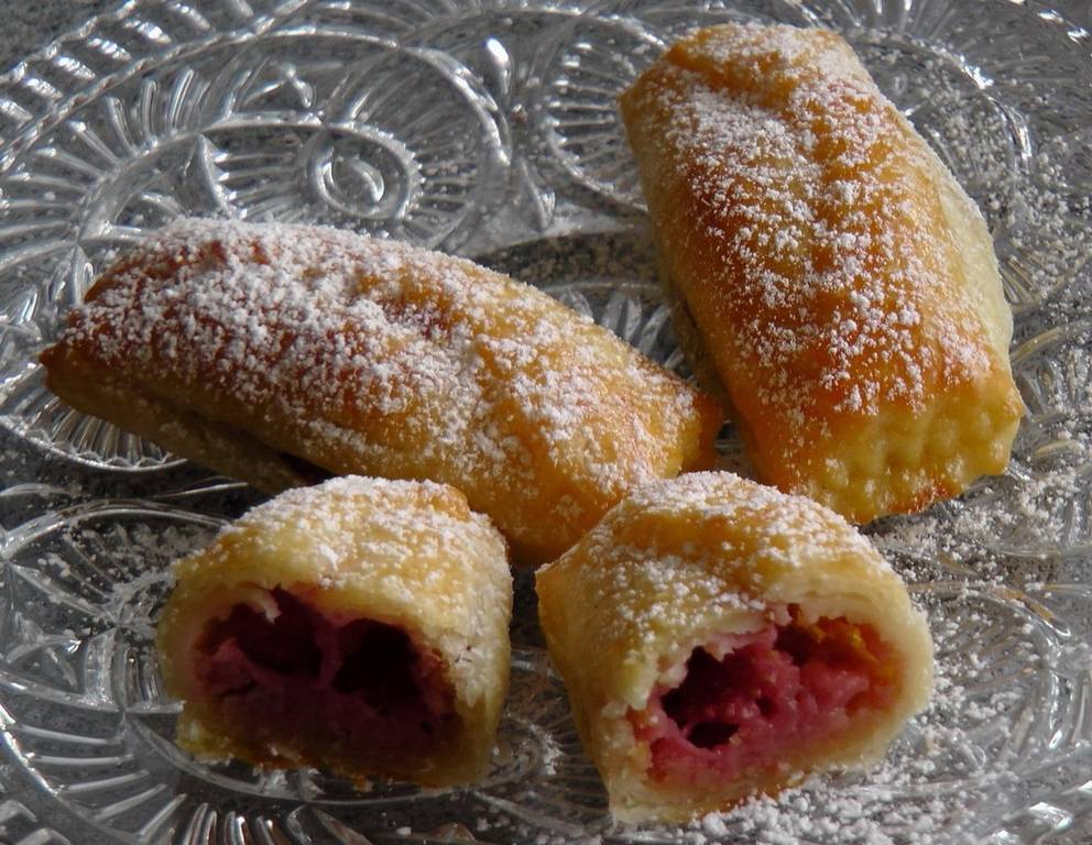 Rhabarbertascherl mit Topfenblätterteig Rhabarbertascherl mit Topfenblätterteig