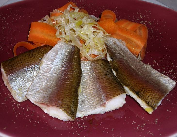 Halbwarme Eglifilet in Gemüsemarinade