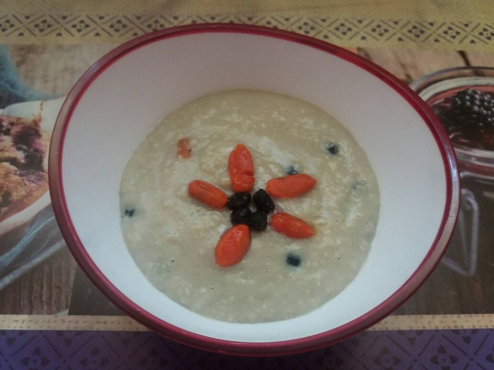 Hirseflocken mit getrockneten Beeren Rezept - ichkoche.at Hirseflocken mit getrockneten Beeren Rezept - ichkoche.at