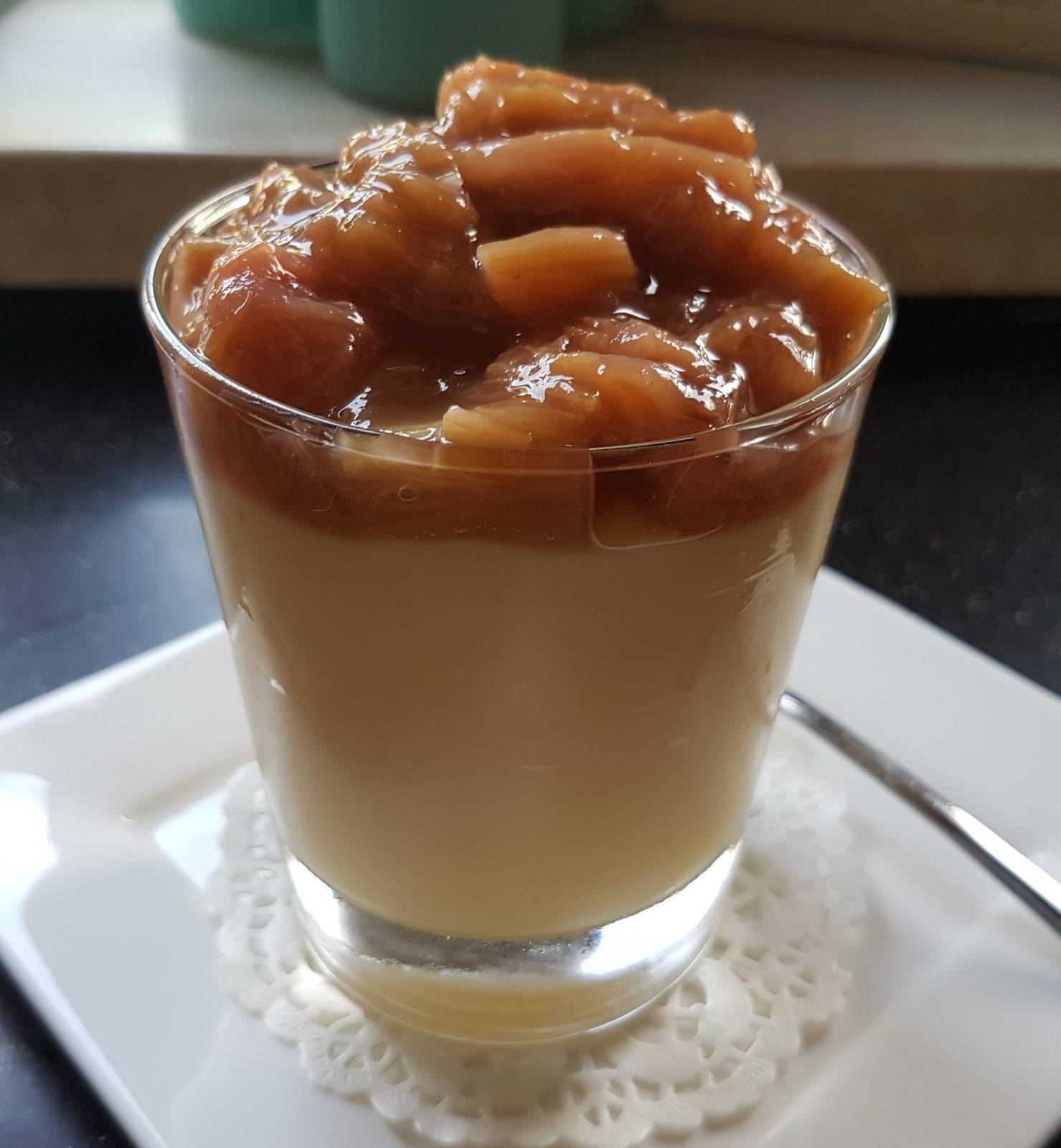 Grießpudding mit Rhabarber-Prosecco Kompott