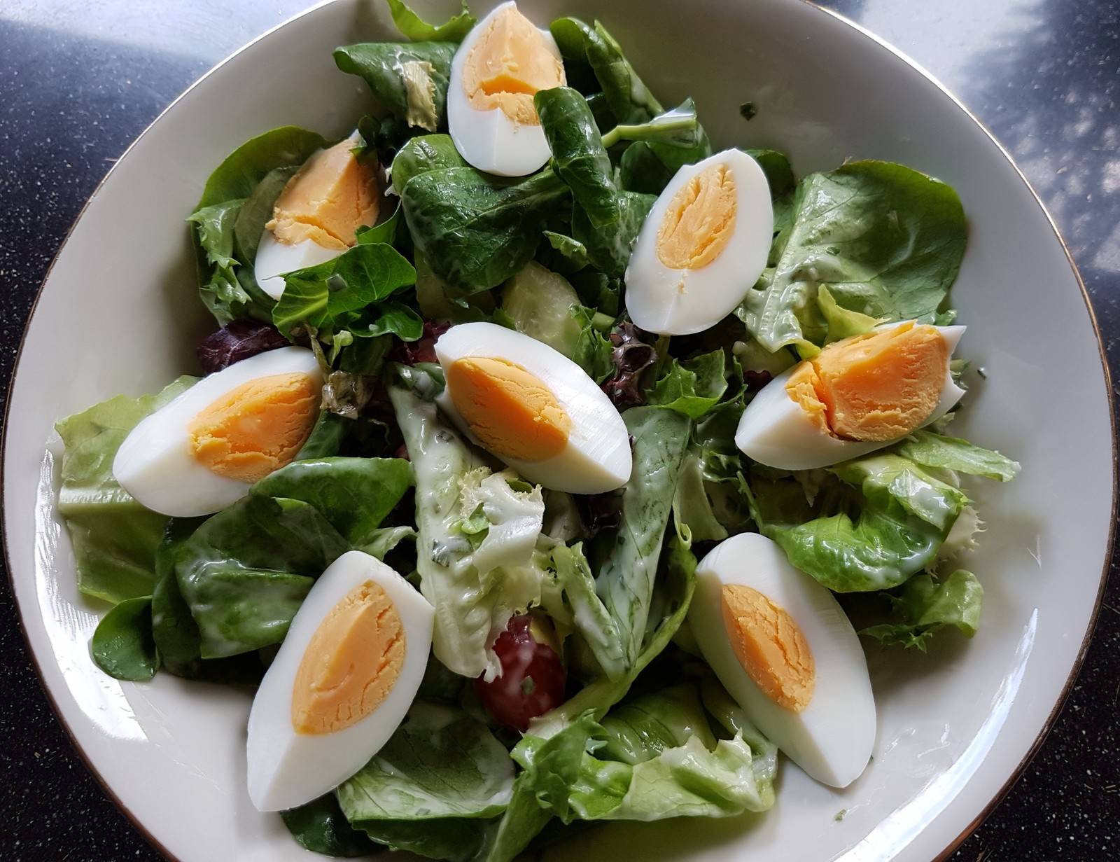 Knackiger Salat mit Ei