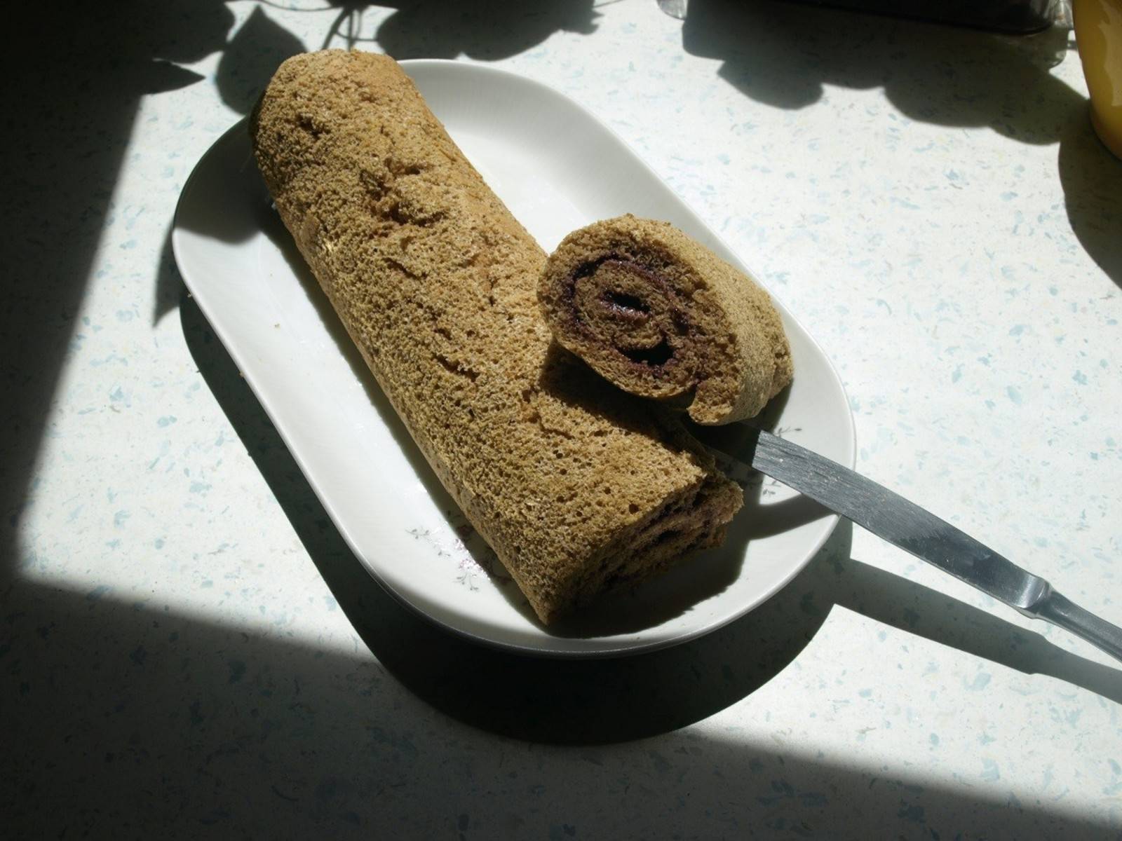 Nussroulade aus Vollkorndinkelmehl