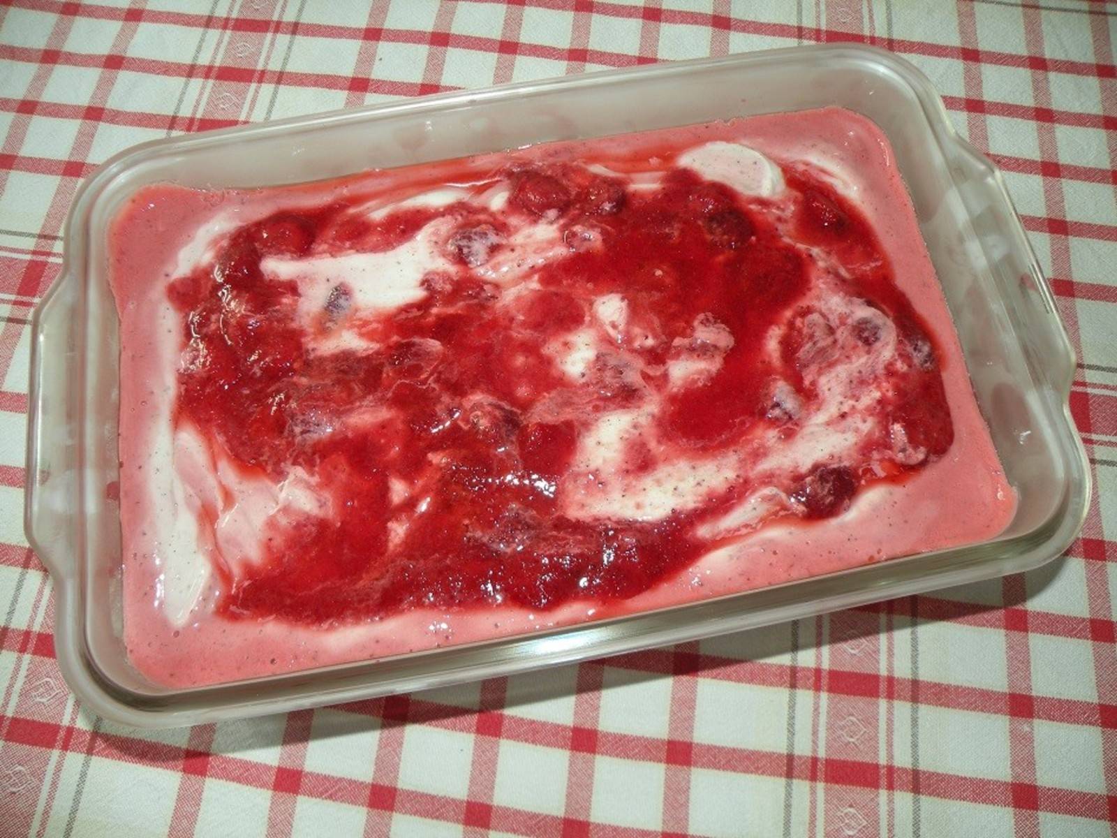 Erdbeer-Mascarpone-Creme mit Biskotten