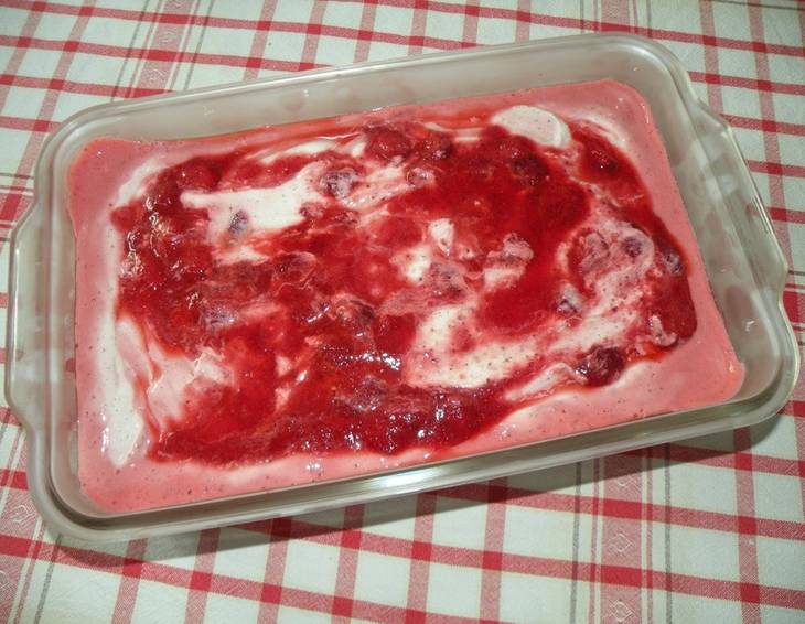 Erdbeer-Mascarpone-Creme mit Biskotten Erdbeer-Mascarpone-Creme mit Biskotten