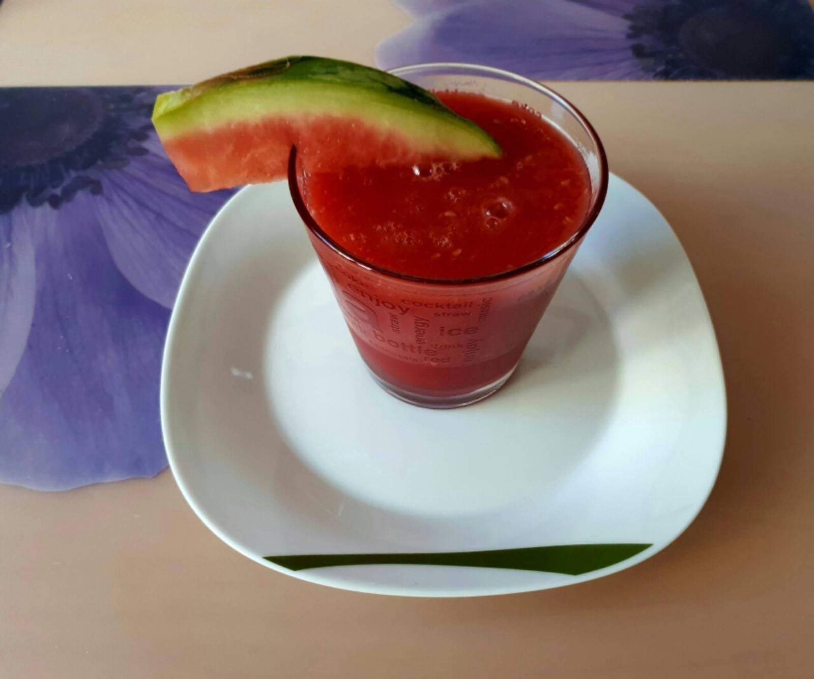 Smoothie mit Wassermelone, Orange und Himbeeren