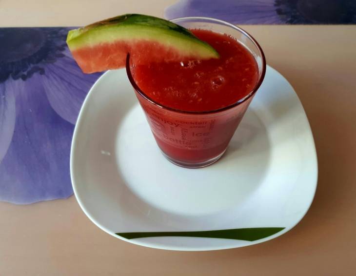 Smoothie mit Wassermelone, Orange und Himbeeren Smoothie mit Wassermelone, Orange und Himbeeren