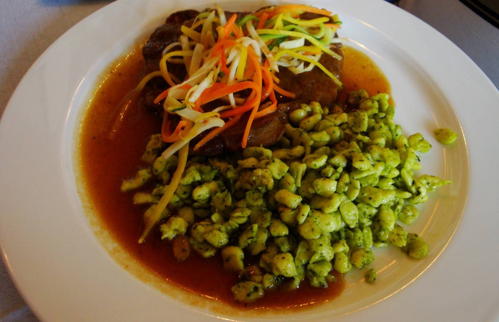 Kalbslende an Orangen-Ingwer-Sauce mit frischen Bandnudeln und Karotten ... Kalbslende an Orangen-Ingwer-Sauce mit frischen Bandnudeln und Karotten ...