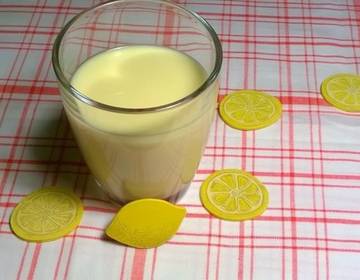 Zitronen-Buttermilch-Drink