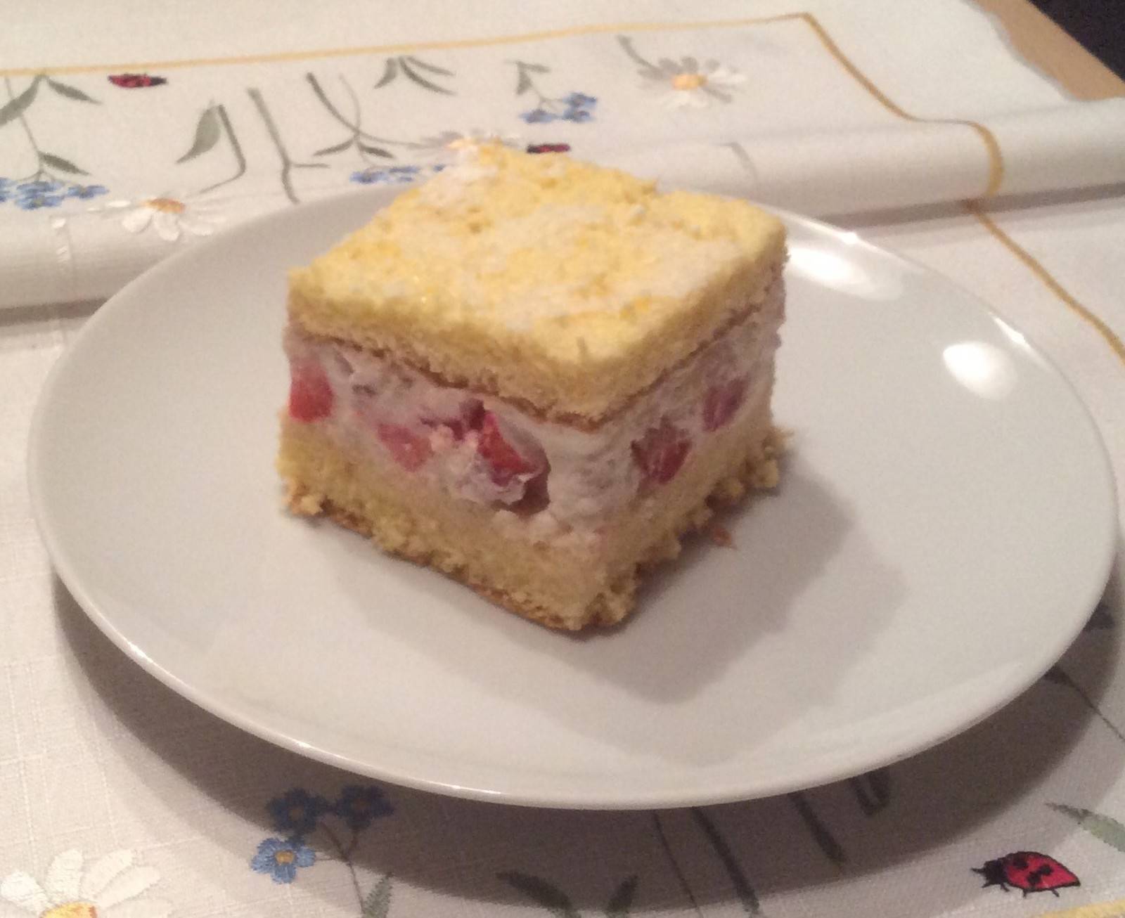 Omas schnelle Erdbeerschnitten Rezept - ichkoche.de Omas schnelle Erdbeerschnitten Rezept - ichkoche.de