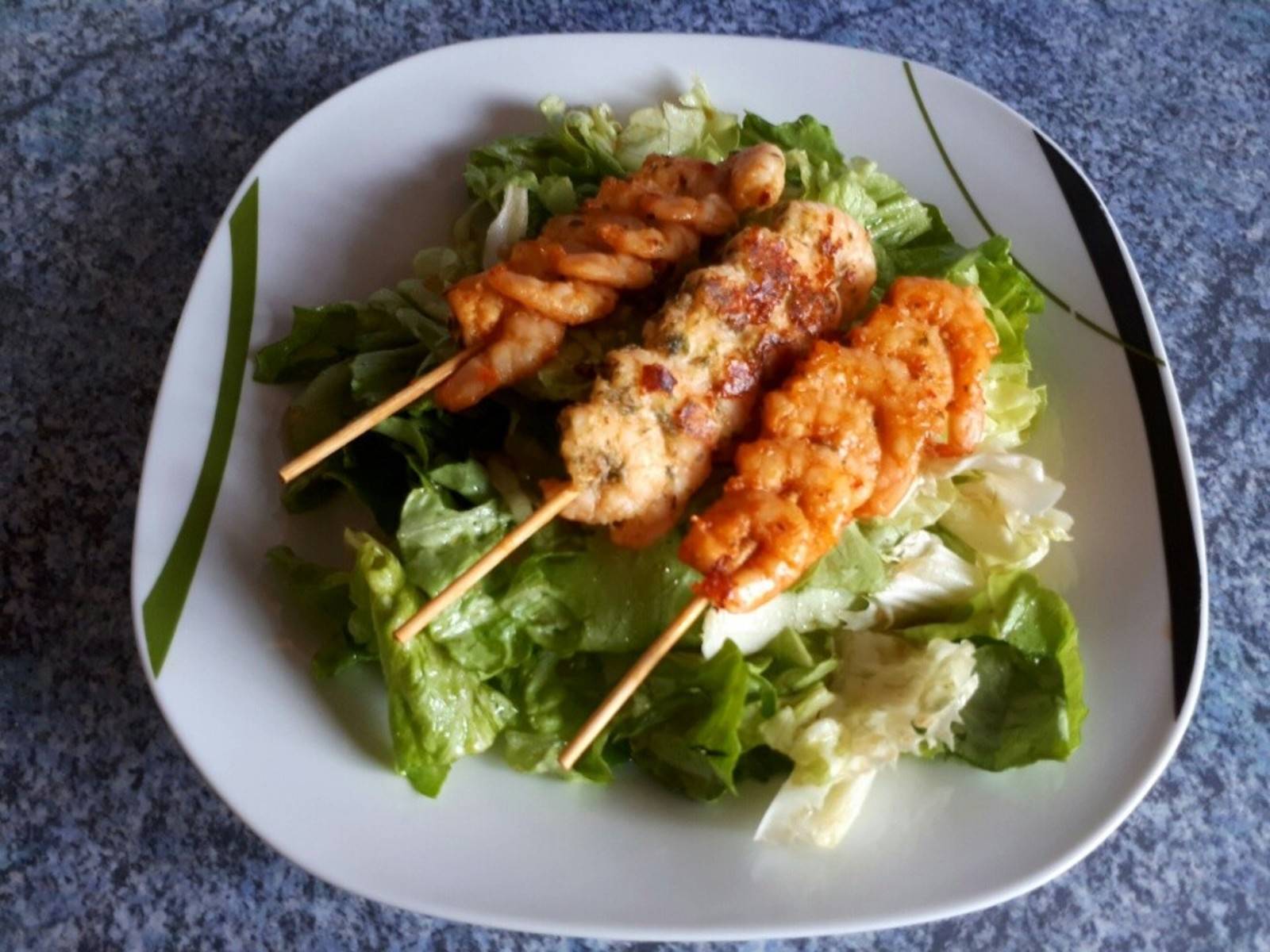Garnelenspieße auf Blattsalaten Rezept - ichkoche.de