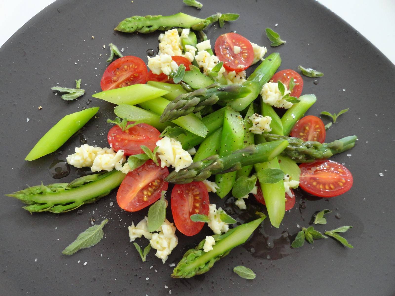 Spargelsalat mit Tomaten